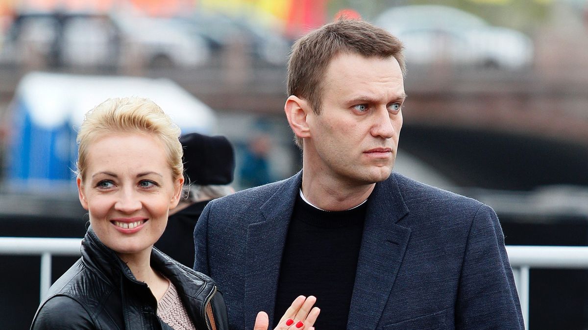 Navalnyj poslal první fotku z nemocnice. Chce zpátky do Ruska